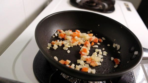 煎鍋，中火，加一點油，將洋蔥碎炒至透明，之後加入蕃茄碎