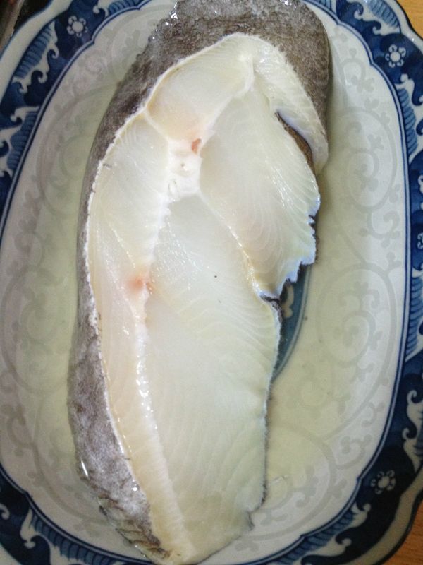 幫鱈魚放入[醃料]泡澡30分鐘 我都是放在冰箱醃 中間幫鱈魚翻身一次