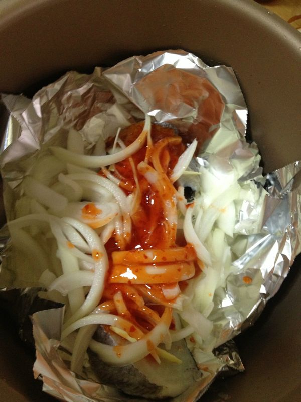 將萬用鍋內鍋鋪上鋁箔 要大張點有點深度 鋪上薑絲和洋蔥絲 在加上泰式甜辣醬 (沒有飛利浦的幫忙 可用電鍋 外鍋一杯水蒸熟 在鍋蓋邊放枝筷子 方便水蒸氣離開)