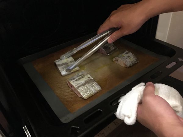 將白帶魚放上烤盤，淋上橄欖油，翻面，沾裹烤盤中的橄欖油，並灑上鹽巴，烤約15分鐘即可出爐。