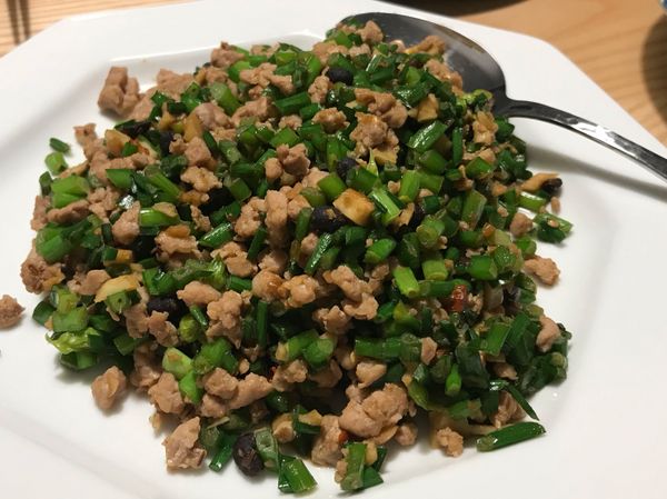 韭菜花切小段，起油鍋，中火放入蒜末和豬絞肉爆香，放米酒去腥，持續爆香並加入豆豉、適量醬油、一小湯匙的糖，開大火放入韭菜花，快炒，不要炒太久避免韭菜花軟掉，盛盤開動！