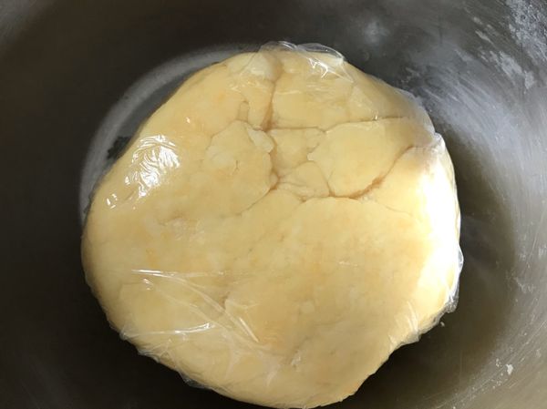 大概成麵團之後，用保鮮膜包起來去冰箱鬆弛，我冷藏了一個小時，但應該半小時也可以。