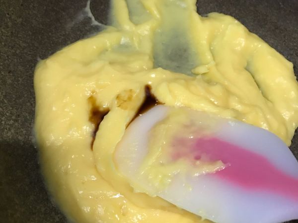 冷藏的過程可以來準備卡士達醬！
大致上是用牛奶加熱，邊緣開始有泡泡就停火，趁有餘熱加入麵粉或是玉米粉、糖，如果發現結塊很難弄開，可以過篩一次，最後加入蛋黃攪拌，還有香草精提味～