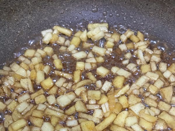 煮蘋果餡料
用少許奶油熱鍋，加入蘋果粒，炒熱後加入少許水與糖、檸檬汁～最後加上肉桂粉煮到軟，可以試吃看看味道～調成自己喜歡的口味！