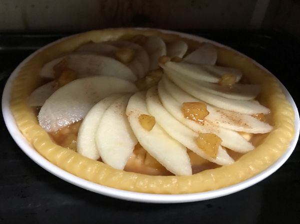 A.鋪塔皮：需要盤子、一個叉子
最後就說把塔皮拿出冰箱，因為奶油多剛開始有點硬，但過一陣子會因為到室溫軟化。
用桿麵棍桿開，我是拿家用的六寸小盤子，然後桿完平鋪在盤子，用桿麵桿桿過邊緣，讓塔皮到合適大小後～用叉子在盤底的塔皮戳洞，還有修飾邊緣（很像玩黏土）
B.用擠花袋裝上卡士達醬，然後打底