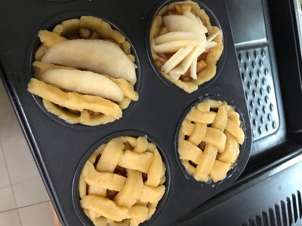 也可以拿剩下的塔皮做小的蘋果派～
其實我覺得加上卡士達醬是比較奶，但熱量有點高～好像有的食譜也不會加XDDD