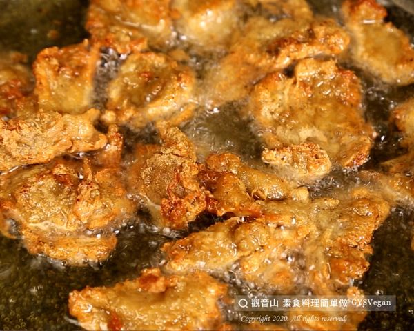 熱油鍋180度，將素炸雞炸至金黃色，起鍋備用。