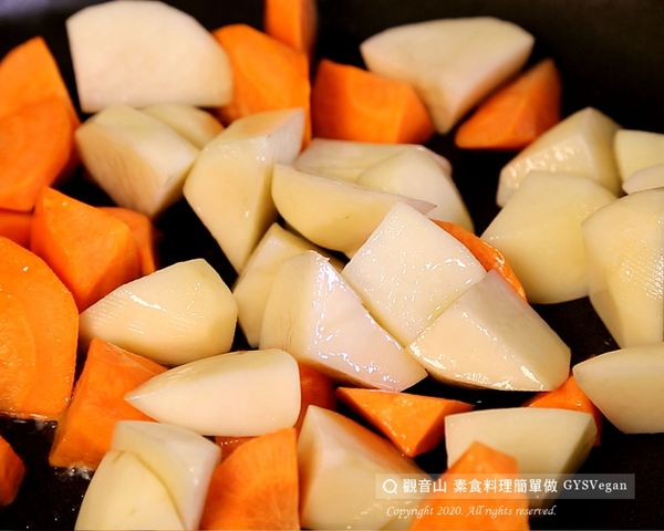 熱鍋，放入紅蘿蔔塊、馬鈴薯塊拌炒，加入水煮滾沸。