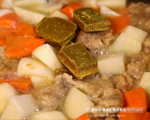 放入素咖哩塊攪拌均勻，轉小火，蓋鍋悶熟馬鈴薯及紅蘿蔔。