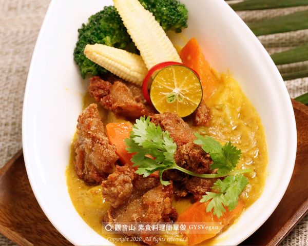 起鍋玉米筍、綠花椰菜，加入擺盤，灑上西芹末完成！

✨特別說明
1.可以搭配飯、麵食一起享用。
2.炸雞入鍋後，微拌勻即可起鍋，避免煮太久影響口感。