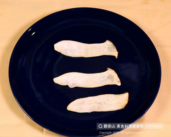 熱油鍋，將杏鮑菇片煎至略金色。