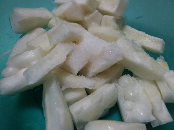 苦瓜去曩去籽洗淨後切小塊 抓一下鹽巴 在用冰水沖洗一下!