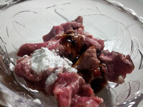 牛肉切片 放入容器中 加[李錦記舊庄特級蠔油 ]1匙 米酒少許 太白粉少許 抓一下放冰箱靜置超過10分鐘
