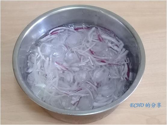 以冰開水(或冷開水)浸泡約10-15分鐘降低辛辣味(若怕辛辣味太重，可反覆多次換水浸泡)。