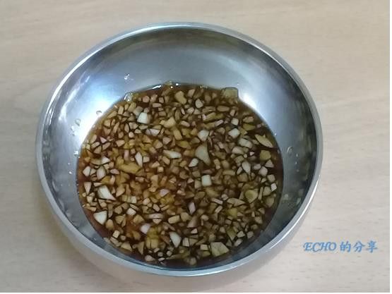 利用浸泡洋蔥的時間調醬料，將蒜頭切細碎放入碗中，加入鰹魚醬油、味醂、醬油、檸檬汁、白砂糖拌勻成醬料。