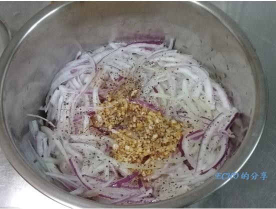 將洋蔥與紫洋蔥瀝乾水份，加入調好的醬料拌勻