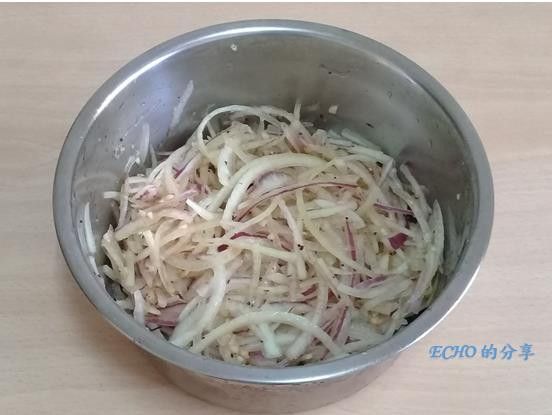 將拌好的洋蔥置入冰箱冷藏2小時，使其入味或放到隔天口感更好更入味，食用前加入香菜及香油拌勻即可。