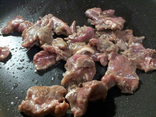 熱鍋加些油 倒入牛肉炒一下