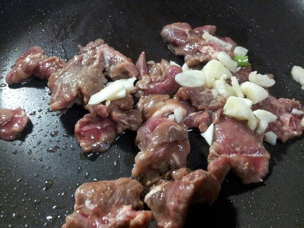 接著放入蒜片 薑末 拌炒