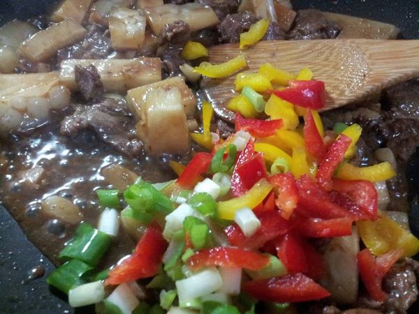 稍微收汁 下甜椒 蔥花 拌炒