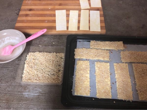 先將酥皮切割成自己想要的大小
將酥皮刷上糖漿，鋪上杏仁角或杏仁片