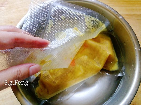 12.複熱方法:
12.1將咖哩包放入電鍋內鍋，加水可蓋過咖哩包即可。