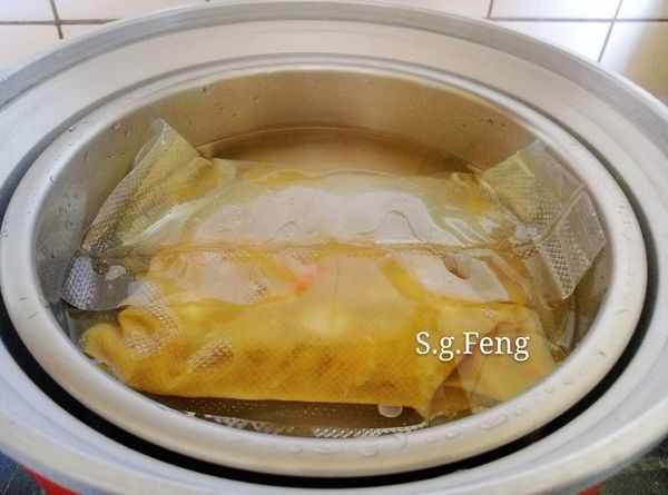 12.2將內鍋放入電鍋中，外鍋加1米杯水，蓋鍋蓋，按下電源。(或以瓦斯爐直火(中火)，隔水加熱，蒸煮20-25分鐘)