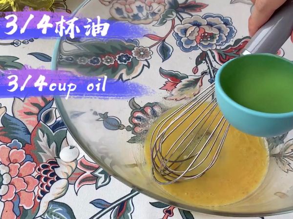 接下來的3/4杯油，一點一點的加