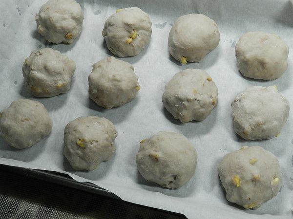 將麵團平均分為12個，揉圓後放入烤盤中，等待麵團發酵為兩倍大，烤箱180度預熱10分，入烤箱烤12~15分