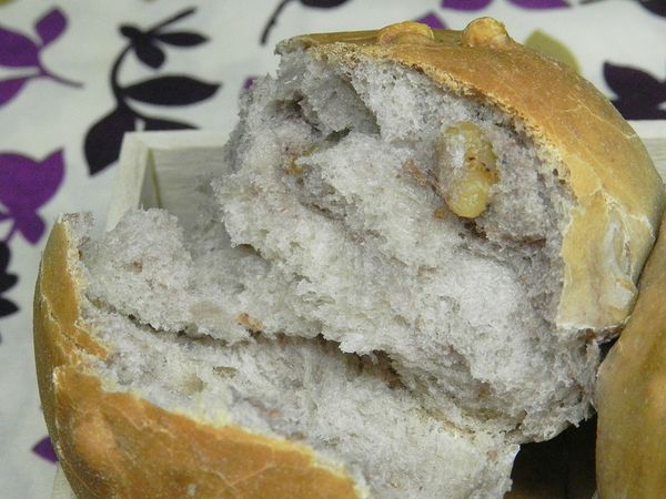 微微的葡萄酒香氣，還有核桃淡淡的香味，微脆的表皮與柔軟的麵包，真是好吃，喜歡麵包的朋友，千萬別錯過