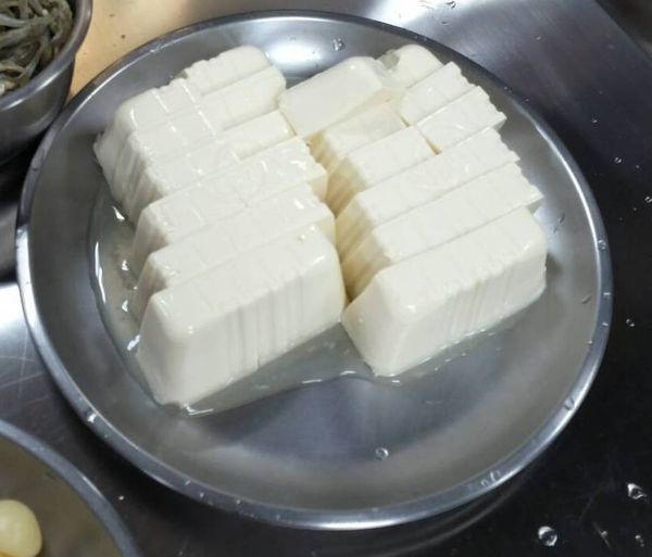 豆腐切成正方形, 青蔥切段狀, 辣椒切斜片狀