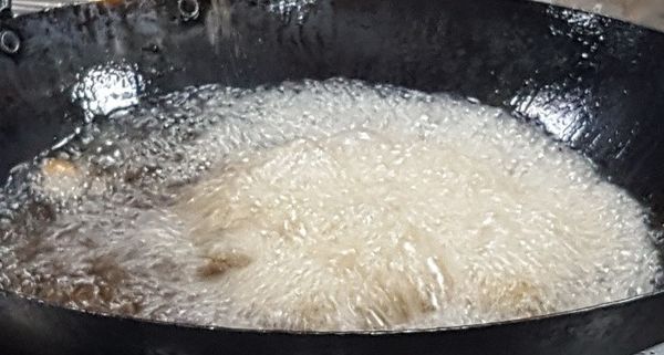 立即放入炸油鍋, 炸至兩面金黃即可撈起瀝油