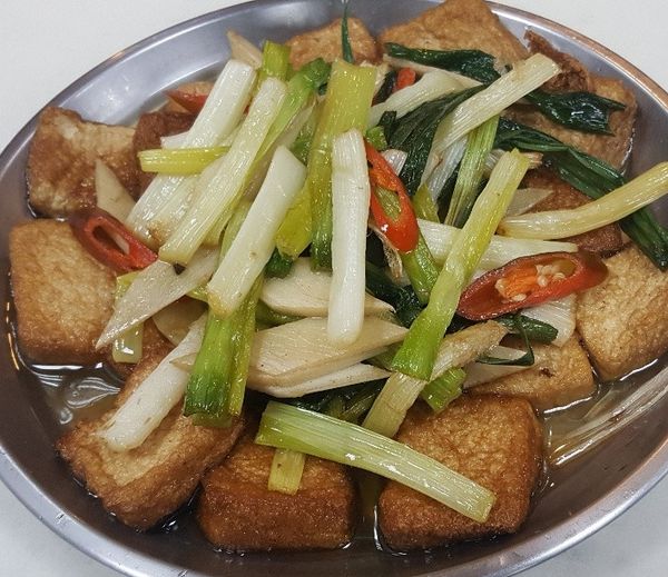 再來將青蔥段, 辣椒也炸出香味,撈起放在豆腐上.