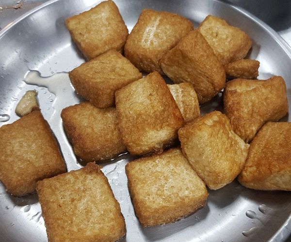 豆腐炸成金黃色澤