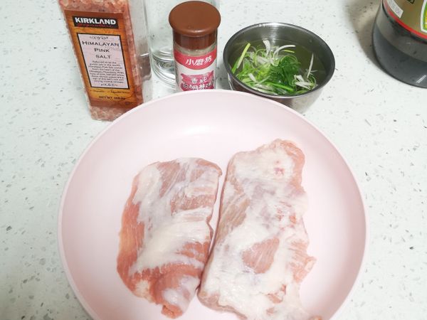 松板豬稍微清洗後用紙巾擦乾。
用鹽，酒，胡椒先醃。放冰箱靜置一小時
蔥切絲泡水