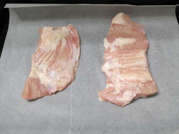 烤箱預熱200度
取出醃好的肉放入烤箱
200度先烤十分鐘（看厚薄）溫度看自家烤箱設定
翻面再烤十分（兩面都有上色）
沒烤箱用平底鍋煎也可以