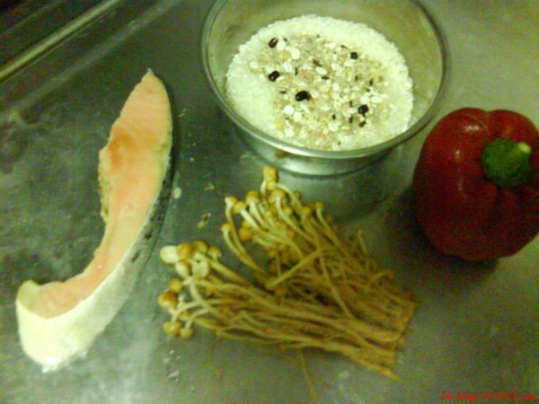 飯先蒸熟,食材洗淨後,再切碎.