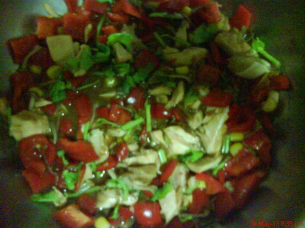 先煎好鮭魚後再弄碎,加入配料炒熟,淋上蠔油,起鍋後放香菜碎與黑胡椒.