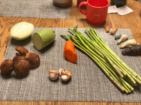 首先請先準備好適量的蔬菜，並將烘烤用的容器準備好。
圖片是我今天準備的蔬菜的部分，蘆筍是處理前的分量，由於今天買到的蘆筍比較嫩，切除的部分較少，所以這邊我蘆筍沒有全部用完。