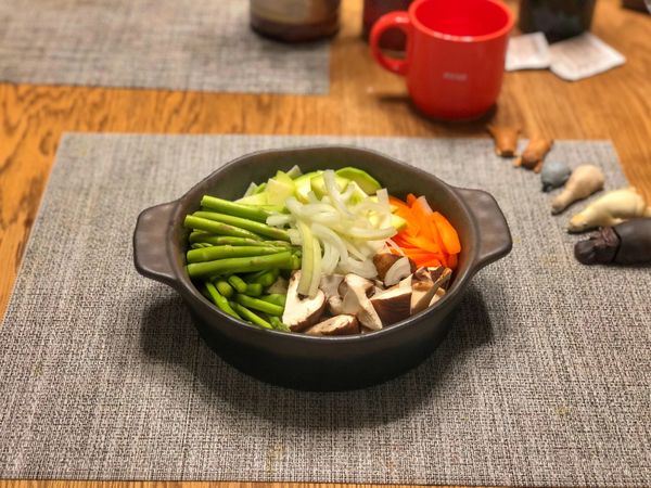 各個食材按照不同形狀分切。
蘆筍：切成適當大小即可。

香菇：建議切塊，烘烤後會產生香菇特殊的香氣。這部分是水煮香菇沒有的味道。

櫛瓜：建議切片，在烘烤過程會釋放水份，幫助整份烤蔬菜增添濕潤感。

紅蘿蔔：建議切片，較容易熟