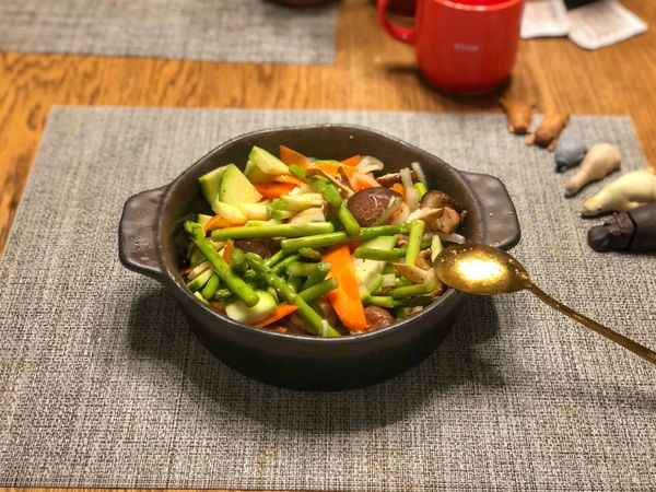 拌入除蒜末之外的調味料。

跟典型的義式烤蔬菜，這道菜的油量放的比較少，所以我這邊加入了部分水分較充足的蔬菜，幫助口感變得更濕潤。

調味的部分可以依照個人口味來。要放人其他香料也可。