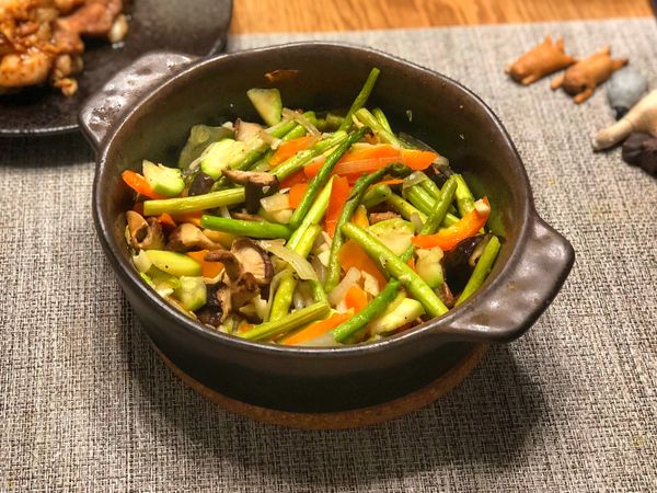 送人烤箱180度烤25-30分鐘（烘烤前烤箱請先預熱）。烘烤過程中（約15分鐘時）可以端出來翻一翻後再繼續烤，確保受熱均勻。

如果這一步怕太乾可以在烘烤過程的前15分鐘在蔬菜頂端蓋上料理紙或鋁箔紙。

最後出烤箱後，趁著蔬菜還熱，拌入蒜末。（不吃蒜或者用其他調味煮的可自行修改）