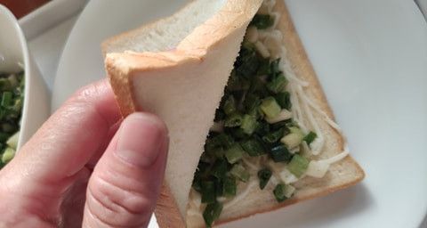 蓋上另一片土司。（本份材料可以製作2人份的早餐）