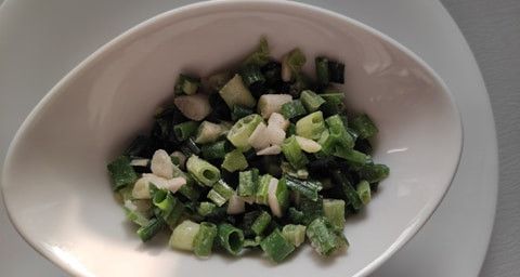 將青蔥洗淨，切去根部及適量的尾段，切成蔥花，再拌入麻油、鹽巴和白胡椒粉，這裡的用量看各人對味道的喜好加減。