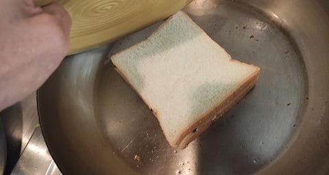 以小火加熱平底鍋，淋上少量的麻油，放上組合好的土司，以平盤蓋在土司上方壓下，翻面再烤壓一次就可以啦～