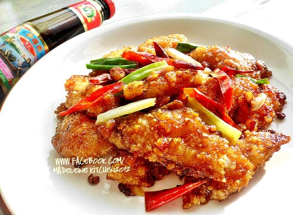 《★李錦記舊庄特級蠔油~商品特色 》李錦記創建至今已經125年了~李錦記舊庄特級蠔油掌握蠔油頂級祕方,堅持採用至少兩年的"上等鮮蠔"提煉其精華,鮮蠔味非常濃郁，至鮮至純,堪稱蠔油之極品! 如廣告中的經典名言:「 餐 餐 陪 著您 」是料理美味佳餚時不可缺的好醬料!!