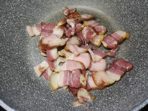 下油稍炒過臘肉盛起