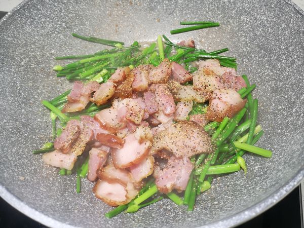 倒回臘肉一起拌炒，撒上香蒜胡椒調味粉。
臘肉鹹的話可以補點糖