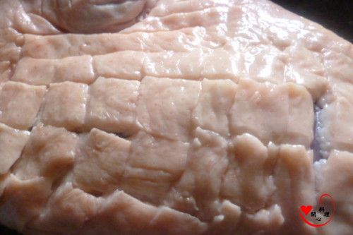 鴨皮切成十字花紋