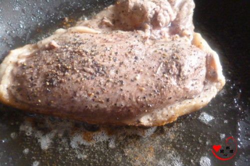 灑上鹽和黑胡椒放入鍋中用中小火,蓋鍋蓋煎至表皮金黃(約10分鐘)